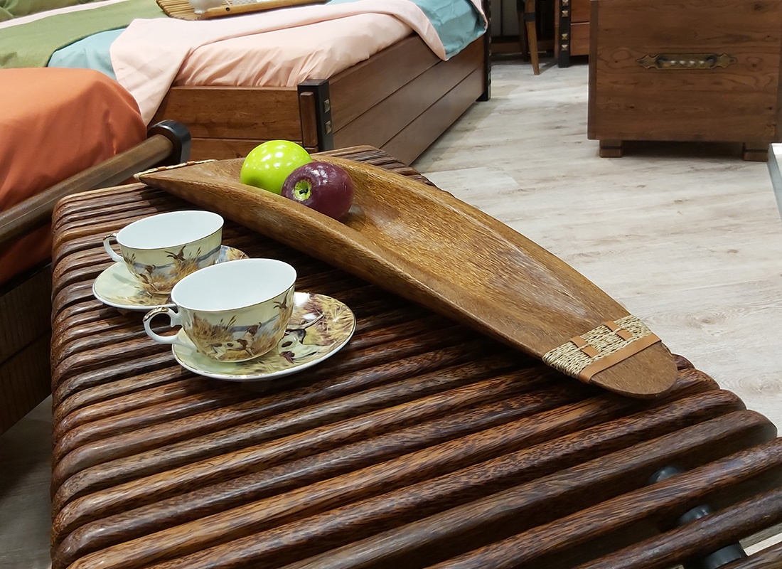 Интерьерная ваза в этническом стиле Banana (Банана) производства Pacific Green из куска ствола столетней кокосовой пальмы