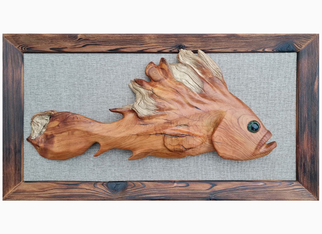 Настенное панно с фигурой рыбы из фрагмента ствола погибшего пахнущего можжевельника.